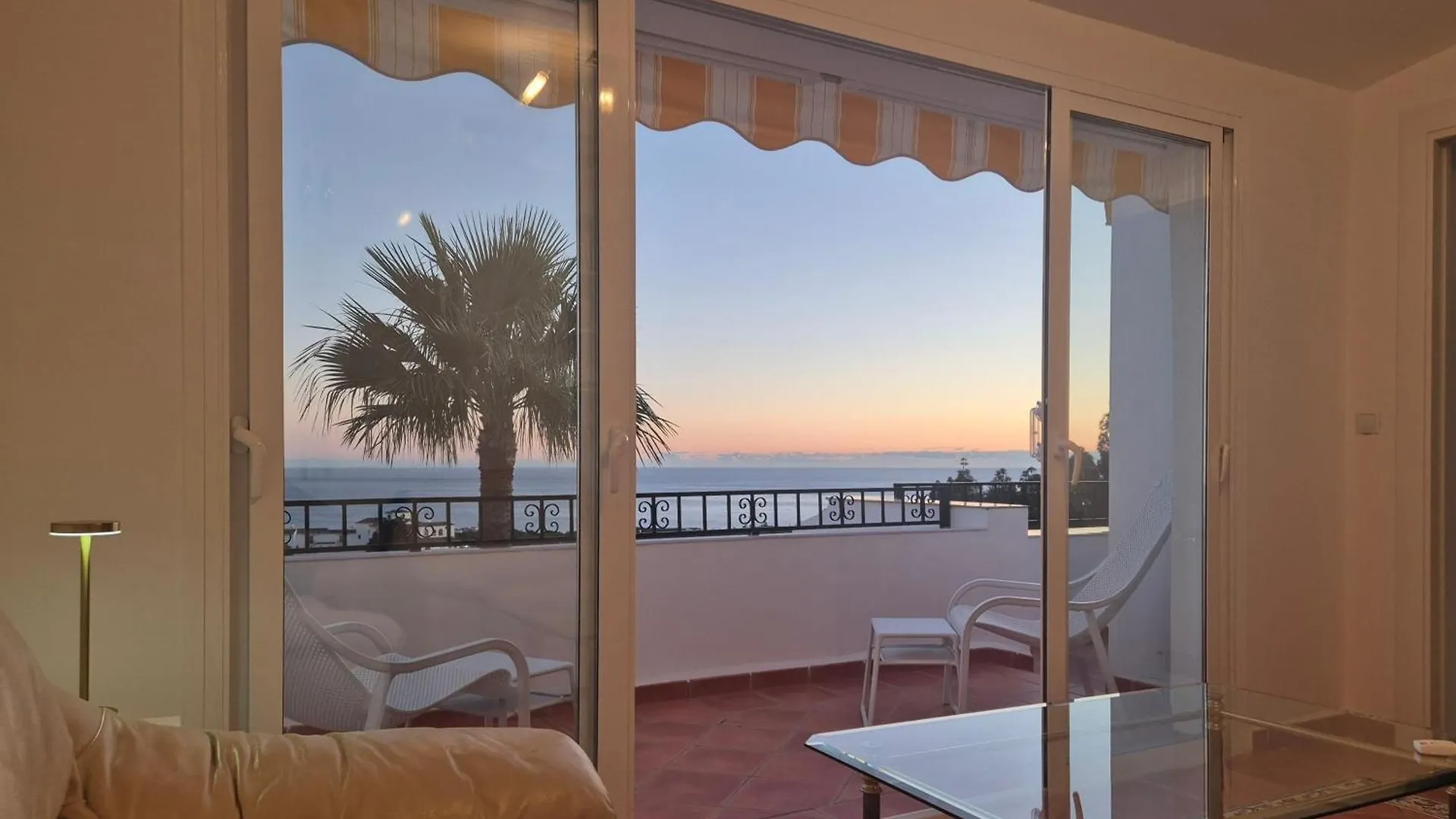 Luxury Duplex Penthouse 2 Living Rooms 3 Double Bedroom 4 Beds 4 Terraces Outstanding Sea & Mountain Views Sitio de Calahonda