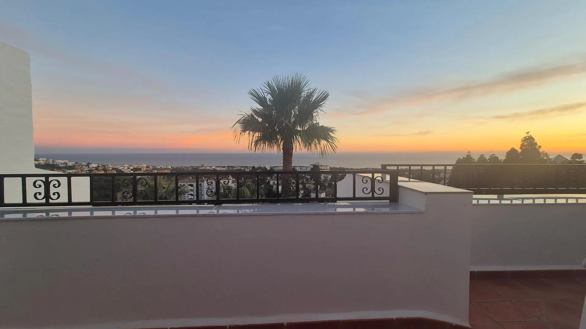 Luxury Duplex Penthouse 2 Living Rooms 3 Double Bedroom 4 Beds 4 Terraces Outstanding Sea & Mountain Views Sitio de Calahonda