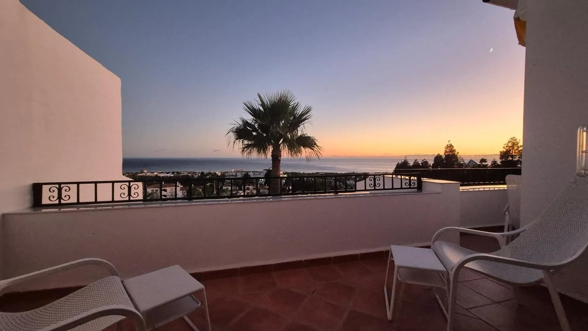 Luxury Duplex Penthouse 2 Living Rooms 3 Double Bedroom 4 Beds 4 Terraces Outstanding Sea & Mountain Views Sitio de Calahonda Appartamento