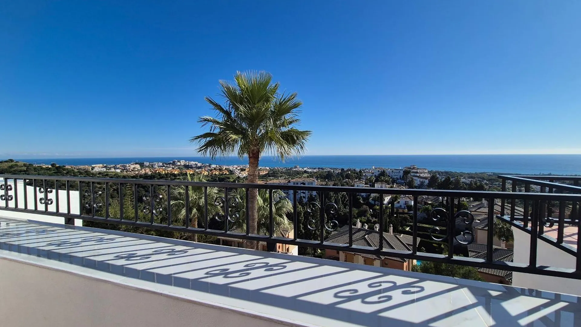 Luxury Duplex Penthouse 2 Living Rooms 3 Double Bedroom 4 Beds 4 Terraces Outstanding Sea & Mountain Views Sitio de Calahonda Appartamento