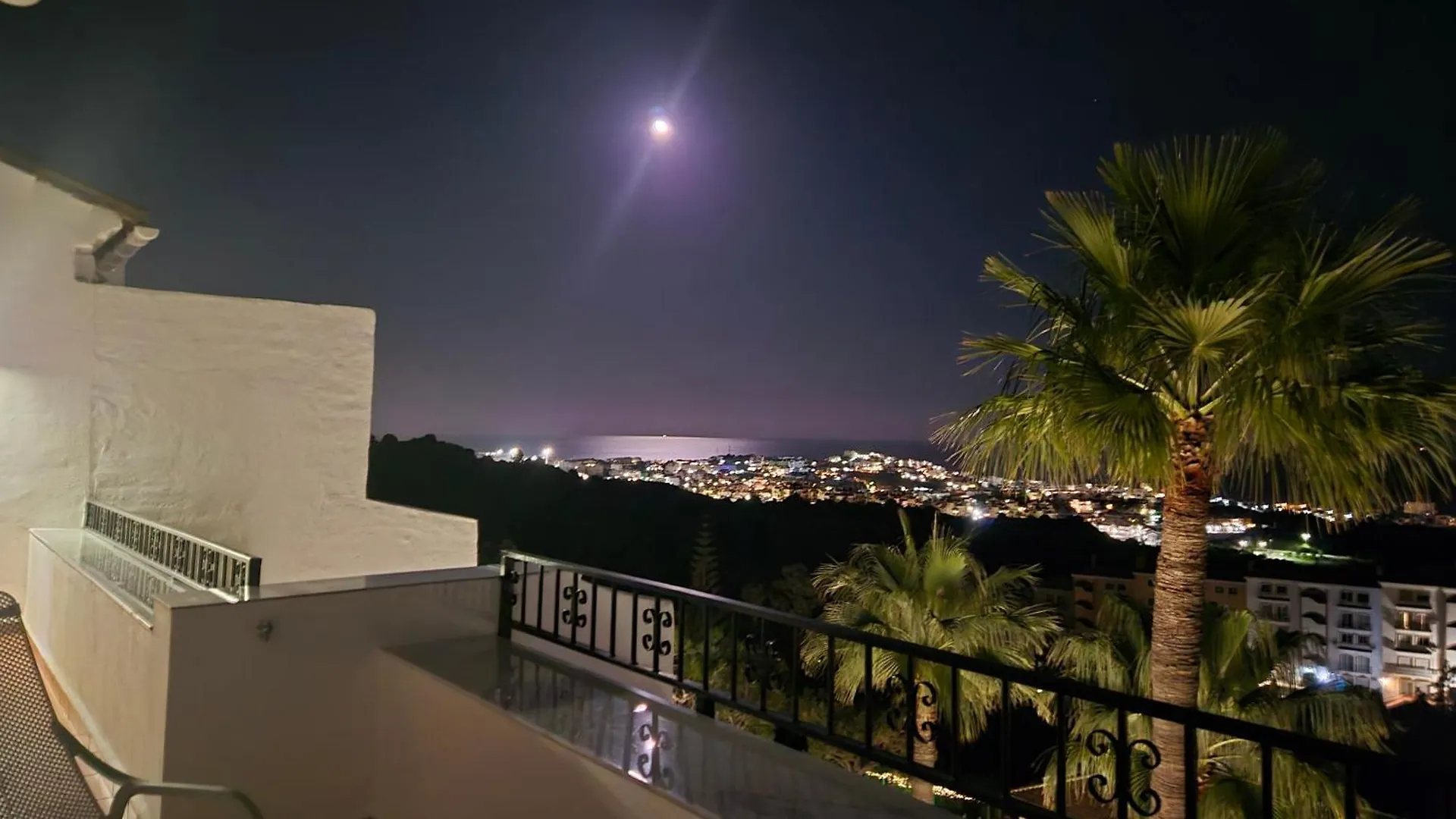 아파트 Luxury Duplex Penthouse 2 Living Rooms 3 Double Bedroom 4 Beds 4 Terraces Outstanding Sea & Mountain Views Sitio de Calahonda 스페인